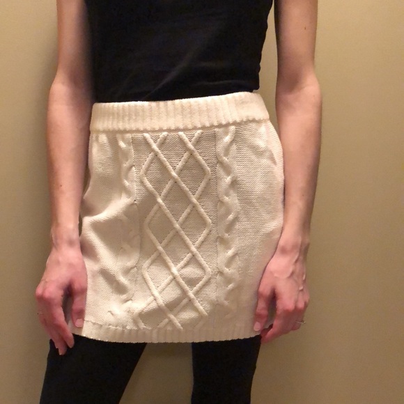 Cute knitted mini skirt - Picture 7 of 11
